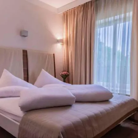 Отель Schloss Weikersdorf