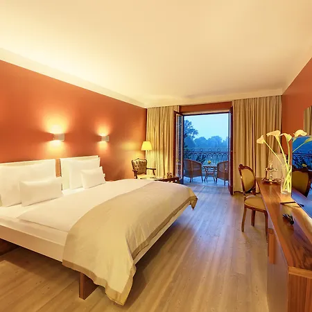 Отель Schloss Weikersdorf 4*