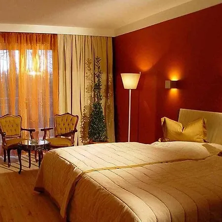 Schloss Weikersdorf Отель 4*