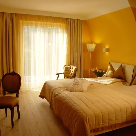 Schloss Weikersdorf Отель 4*