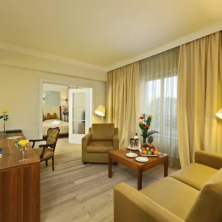 Отель Schloss Weikersdorf 4*