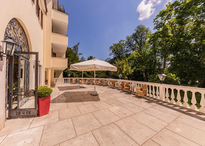 Отель Schloss Weikersdorf 4*