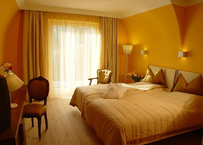 Schloss Weikersdorf Отель 4*