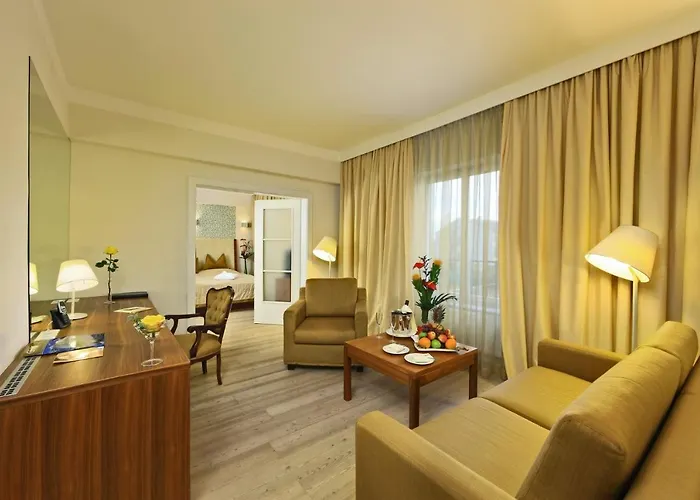 Hotel Schloss Weikersdorf 4*